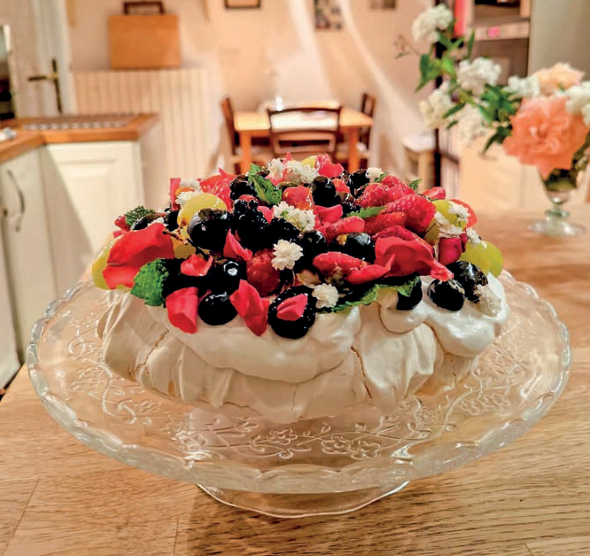 LA PAVLOVA  con petali di rosa! pubblica l'immagine